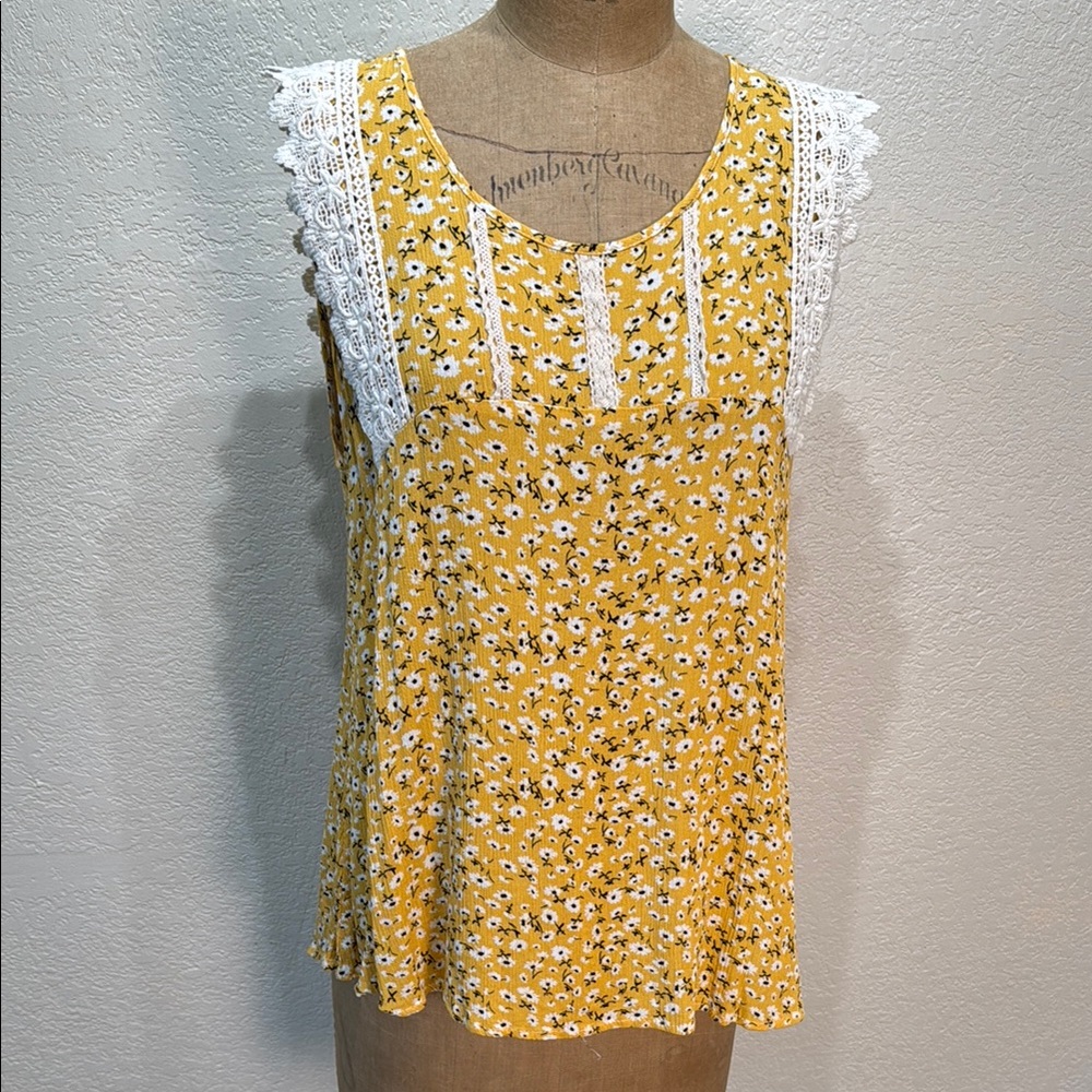 Southern Stitch Women's Large Floral Yellow Lace‎ Trim Sleeveless Round Neck Top